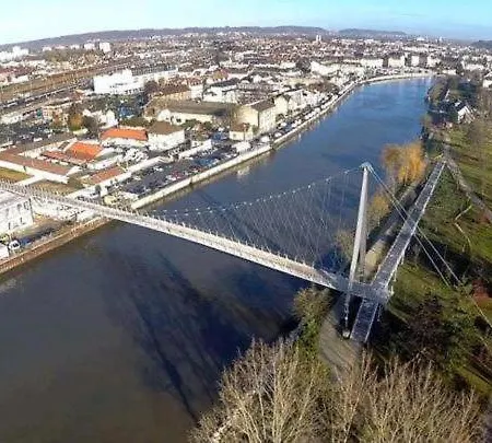 Dans Un A 2 Pas De La Gare Sncf Et A 300m De La Gare Routiere Apartment *