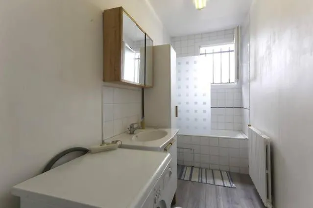 Dans Un A 2 Pas De La Gare Sncf Et A 300m De La Gare Routiere Apartment